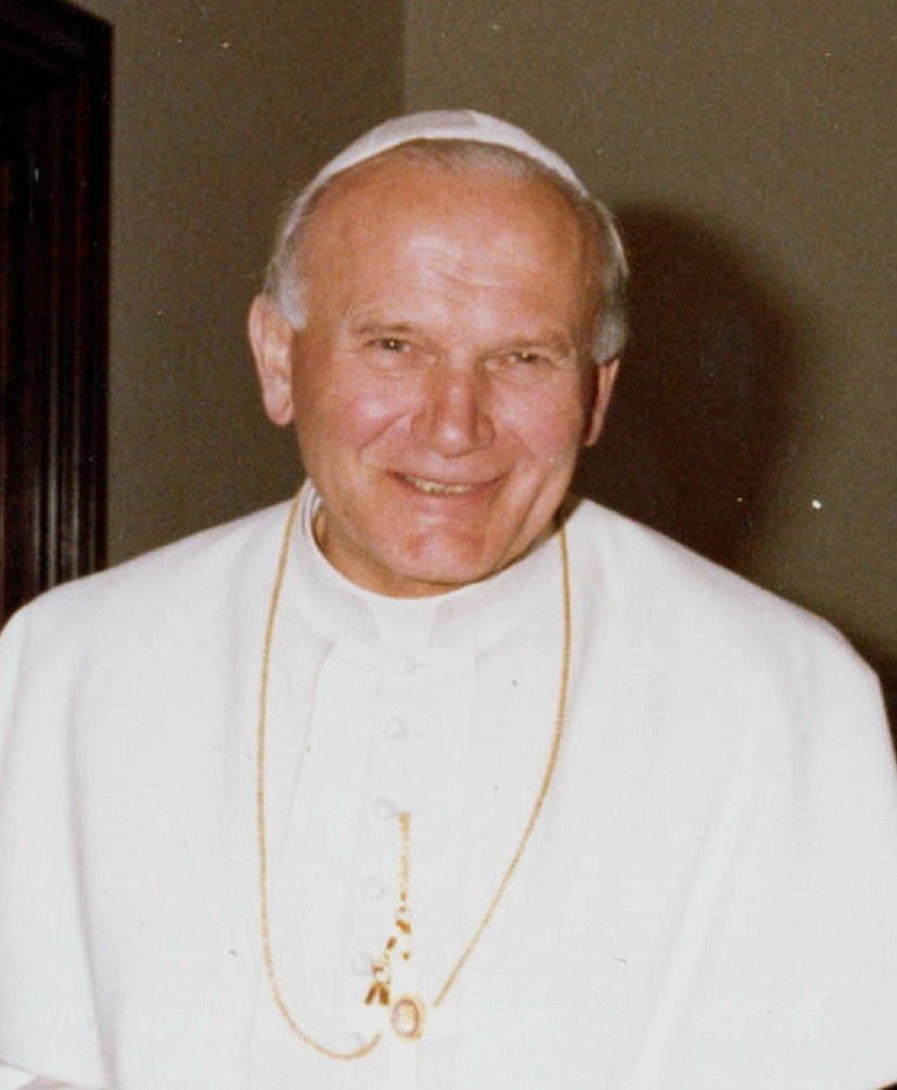 Retrato de San Juan Pablo II sonriendo, vestido de blanco, en octubre de 1980.